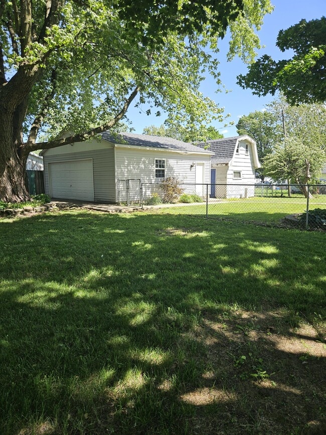 Photo - 711 N Hemlock St