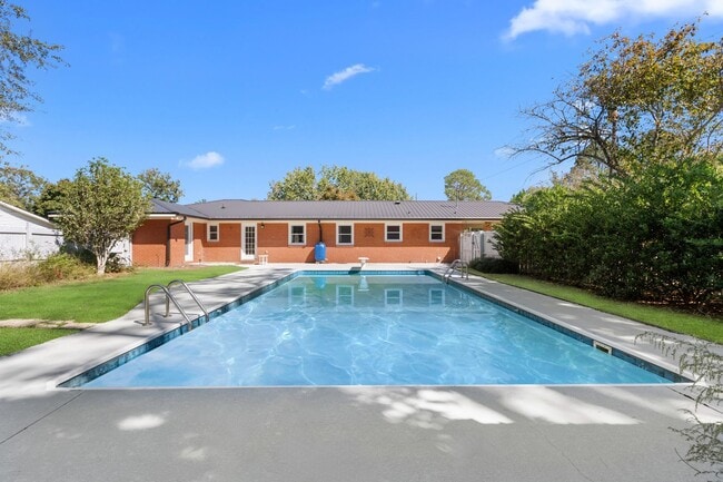 Building Photo - 616 Pinewood Dr