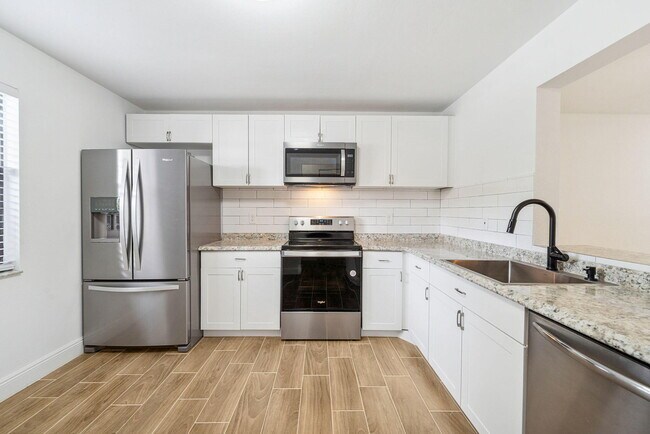 Photo - 1507 Lakeview Dr E