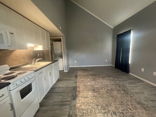 Building Photo - 2 Bedroom 2 Bath loft Apartment in Branson MO Unit 8