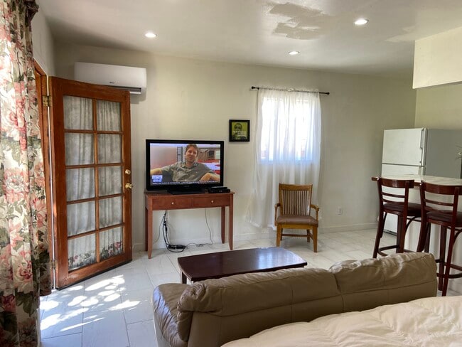 Photo - 15338 Hart St