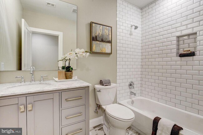 Photo - 3123 Warder St NW Unidad #1