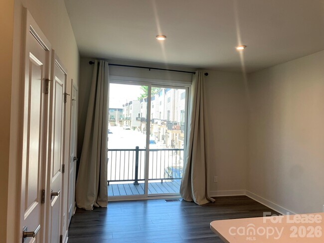 Photo - 948 Broad River Ln