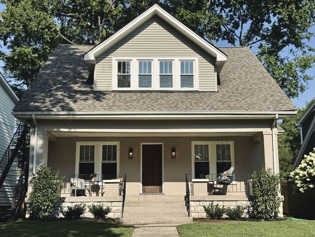 Building Photo - Charming Renovated 2BR/1BA Duplex in 1940s... Rental