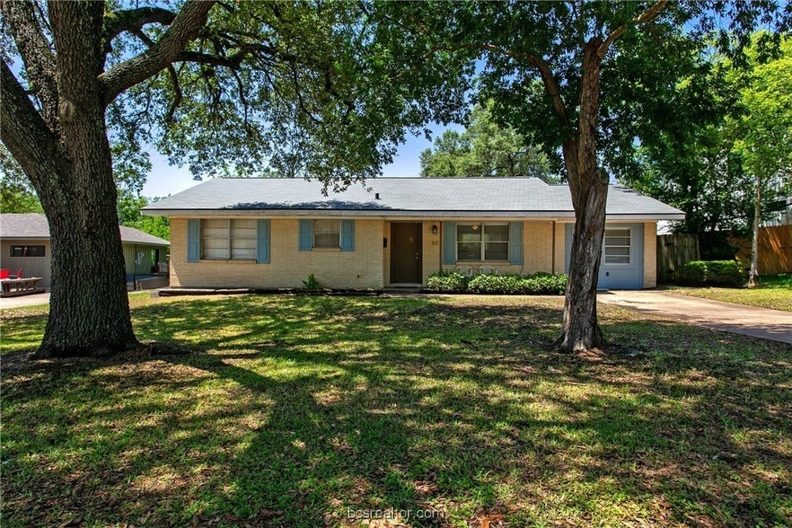 Photo - 104 Redmond Dr