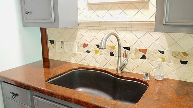 Photo - 201 Vanderpool Ln