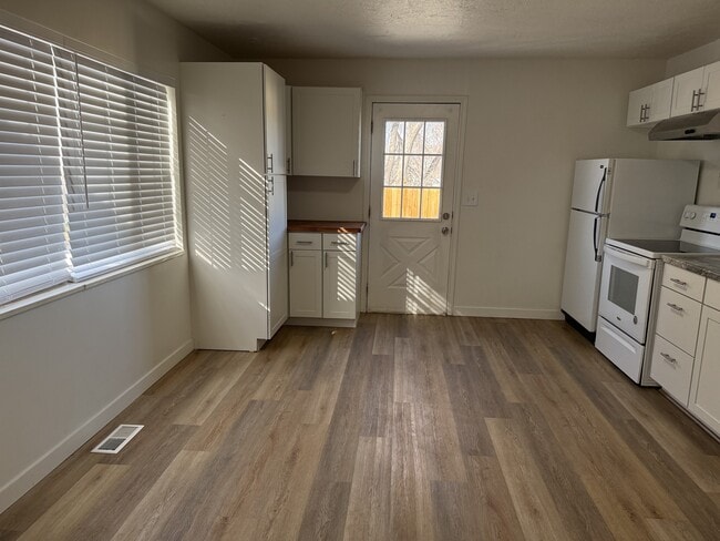 Photo - 84 W Main St