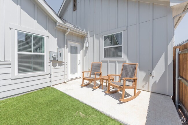 2BR, 2BA - 1,130SF - Patio