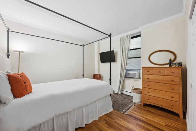 Photo - 137 W 110th St