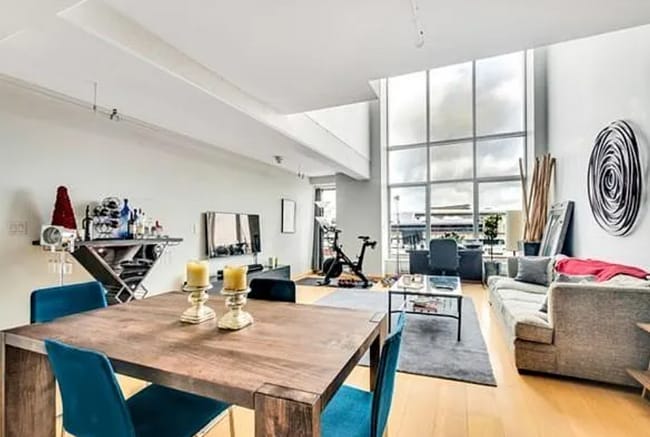 Living room seen from entrance / kitchen - 25 Channel Ctr St Unit 412