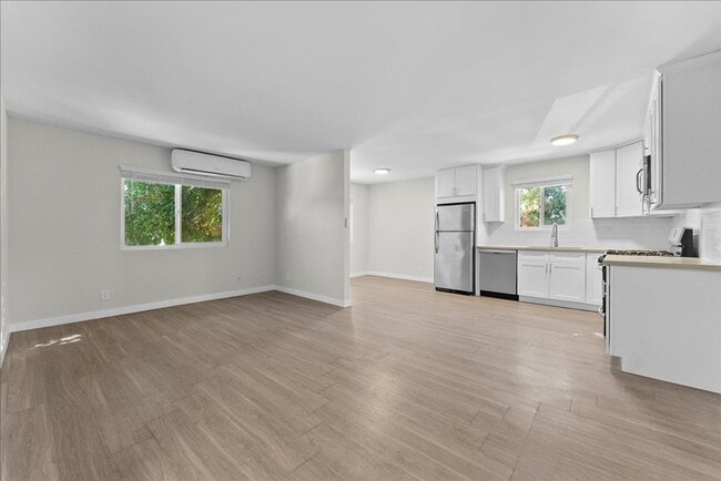 Building Photo - 631 E Elk Ave Unit 07