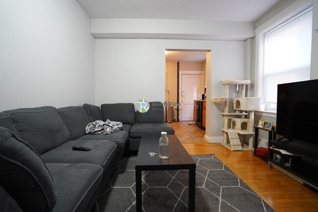 Building Photo - 142 Davis Ave Unit 4 HT  HW INC