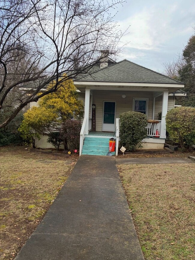 Building Photo - 3 Bedroom home near downtown and campus.