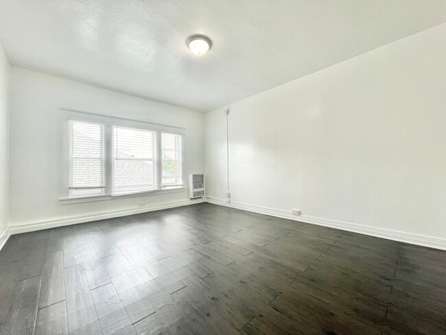 Photo - 913 Grattan St Unit 105