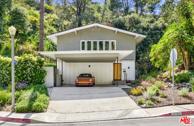 3101 Beachwood Dr