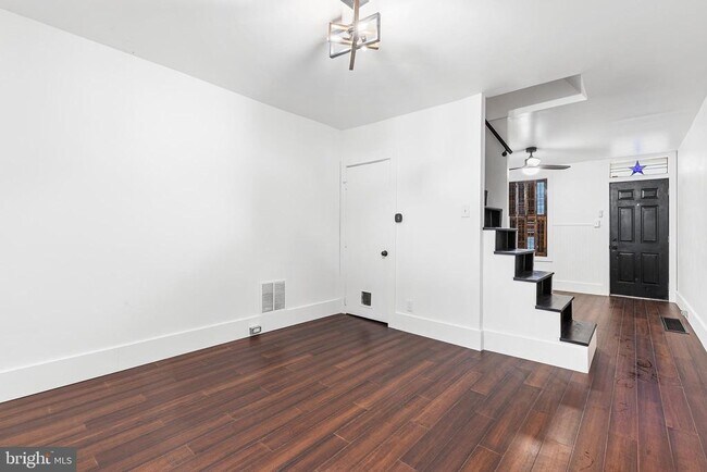 Photo - 2549 Collins St