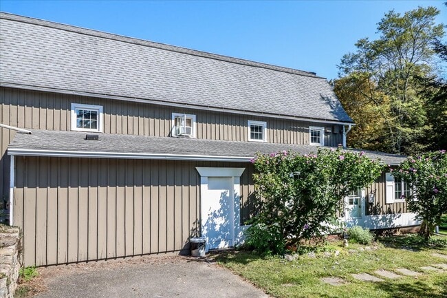 Building Photo - 155 Squash Hollow Rd Unit 155 Squash Hollow Rd