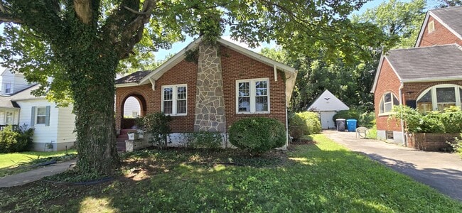 Photo - 3630 Roundhill Ave NW House