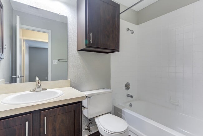 The Lakes of Schaumburg Apartment Homes
