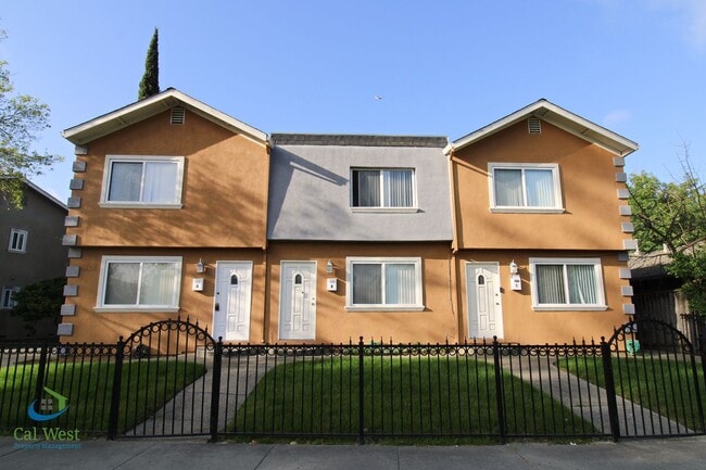 Building Photo - $3,295 2 Bedroom 1.5 Bath Bi-Level Town home Unit A