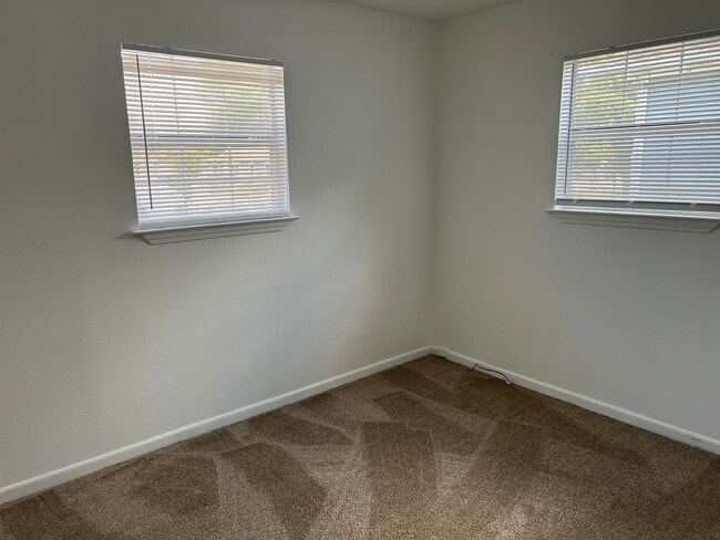 Photo - 217 Bay St NW