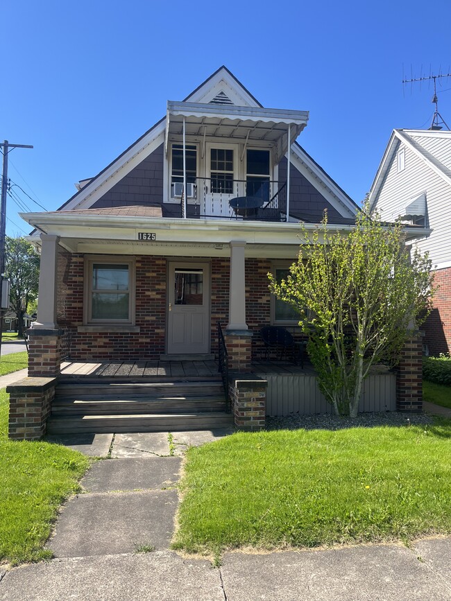 Building Photo - 1625 Walnut Ave Unit Upper 1 bedroom