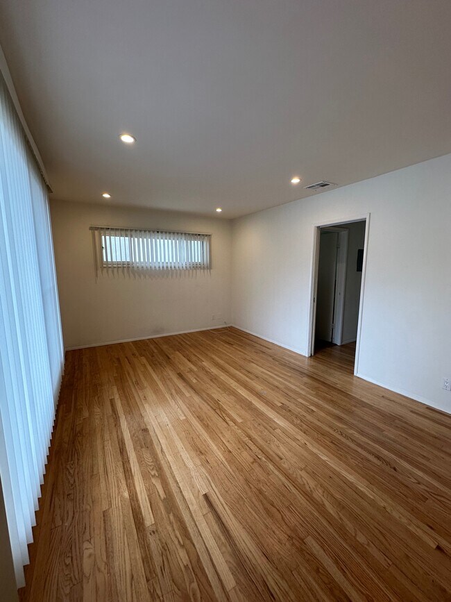 Dormitorio - 1212 N Formosa Ave