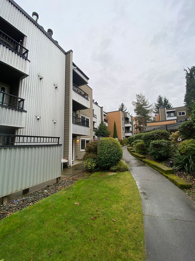 Walk to Downtown Kirkland 2 Bedroom, 2 Bat... - Walk to Downtown Kirkland 2 Bedroom, 2 Bat... Condo Unit E-105