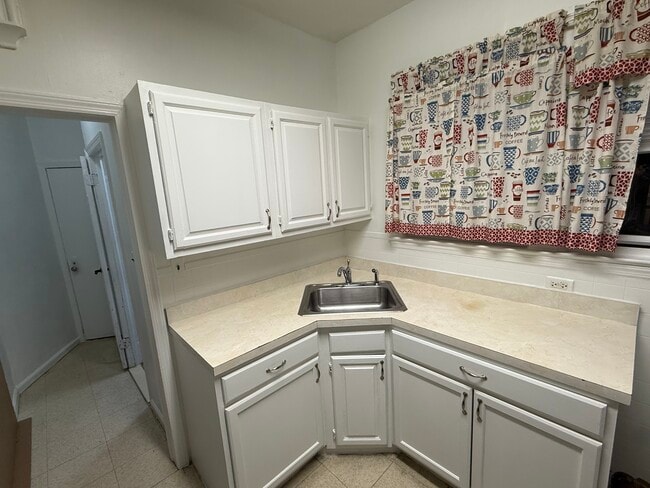 Building Photo - 22 Sherwood Ave Unit 2