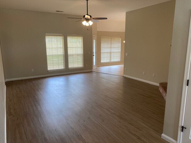 Photo - Super Clean Home in Stonebrook at Coffee Creek