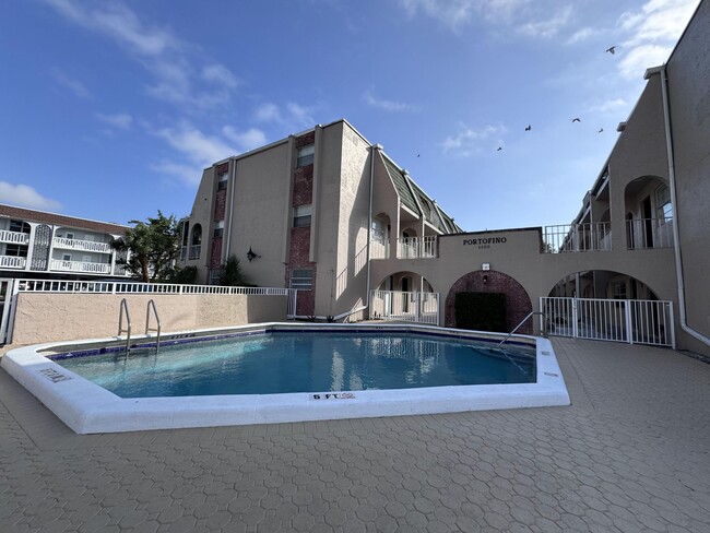 Building Photo - 1100 SE 4th Ave Unit 35