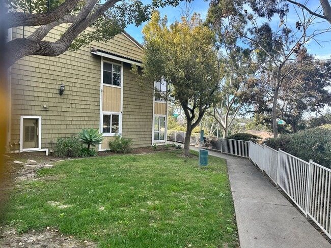 Available Now! 3 bed/ 2 bath condo - Available Now! 3 bed/ 2 bath condo Unidad B