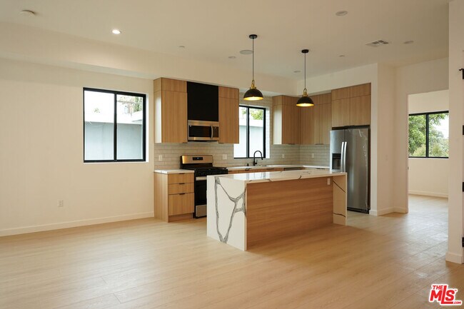 Photo - 13843 Burbank Blvd