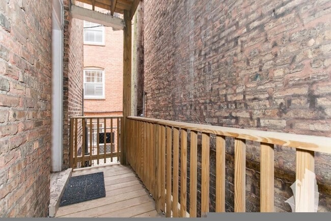 Photo - 628 W Roscoe St