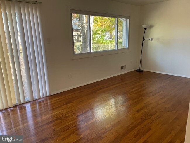 Photo - 3510 Castleleigh Rd