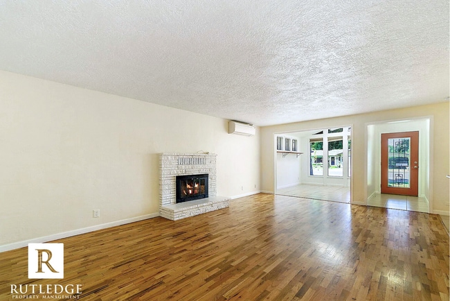 Photo - Sunlight & Sunrooms 2 Bedroom -  1 Full Bath - Fireplace