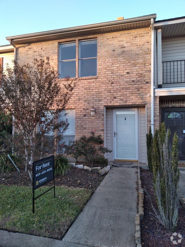 Building Photo - 2 Bedroom, 2.5 Bath, 2 Car Garage Townhouse!