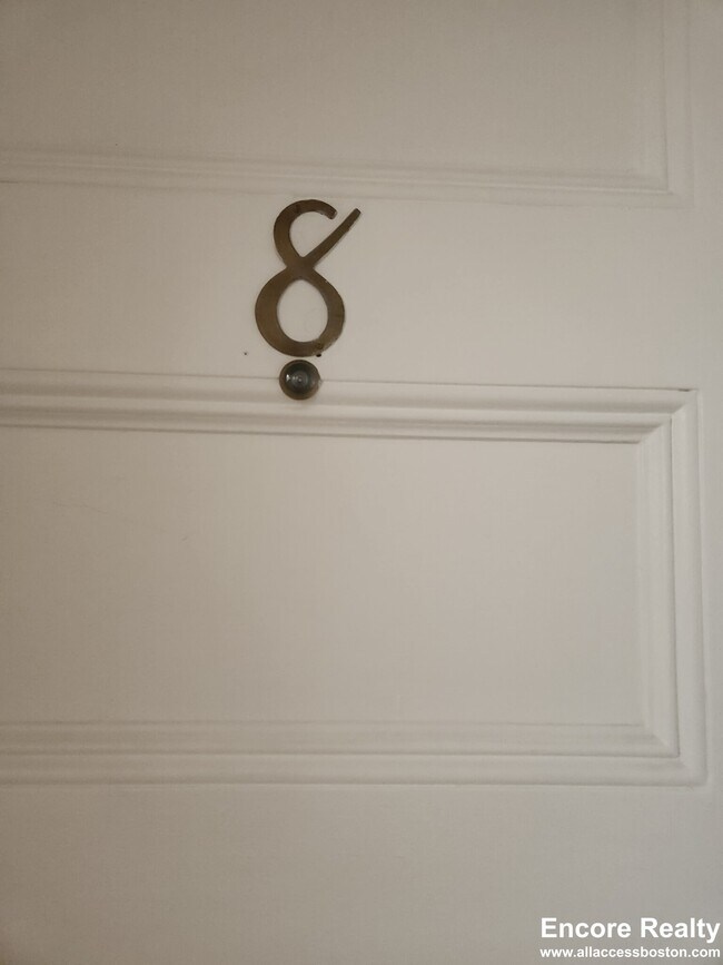 Photo - 1061 Beacon St Unidad 8