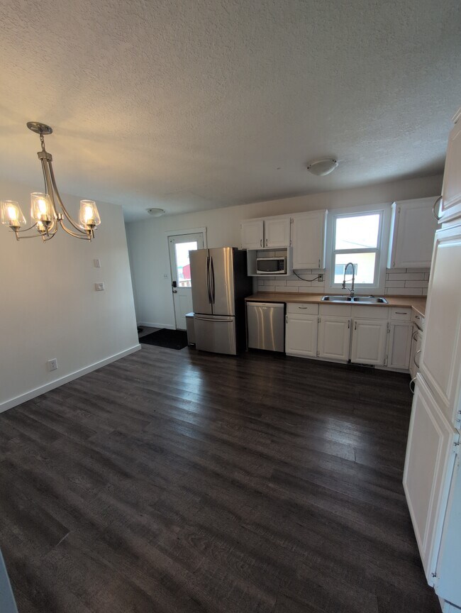 Photo - 8307-8398 98 Ave