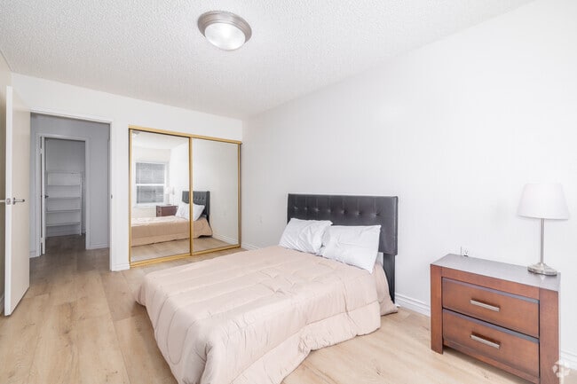 1BR, 1BA - 550SF - Bedroom - Reflections at Wyandotte