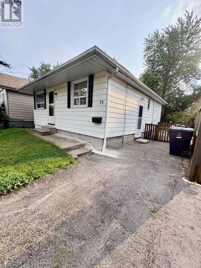Photo - 74 Vanbrugh Ave