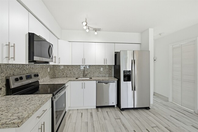 Building Photo - 2627 SW 29th Pl Unit 2627