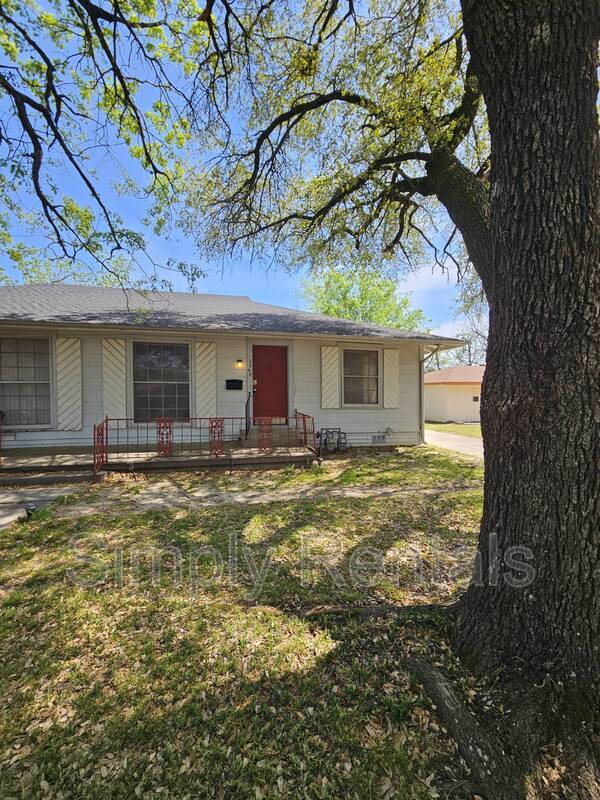 Building Photo - 2307 Holsum Cir