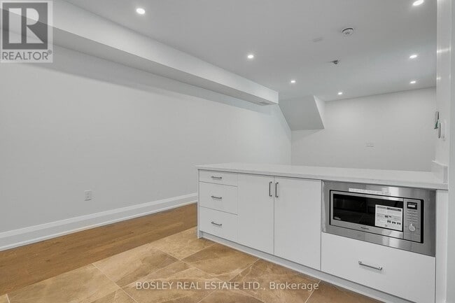 Photo - 2579 Yonge St
