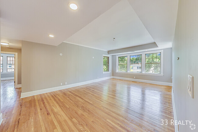 Building Photo - 3 Bed 2 Bath / Oak Park / Laundry in Unit 3F Rental