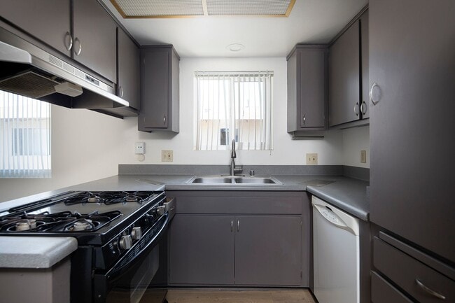 Building Photo - *MOVE-IN SPECIAL* 2BR in Oceanside with W/D Hookups and Garage Unit 2163