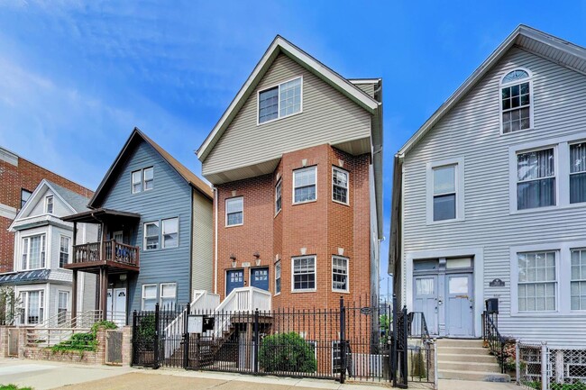 Building Photo - 3115 N Oakley Ave Unit 1