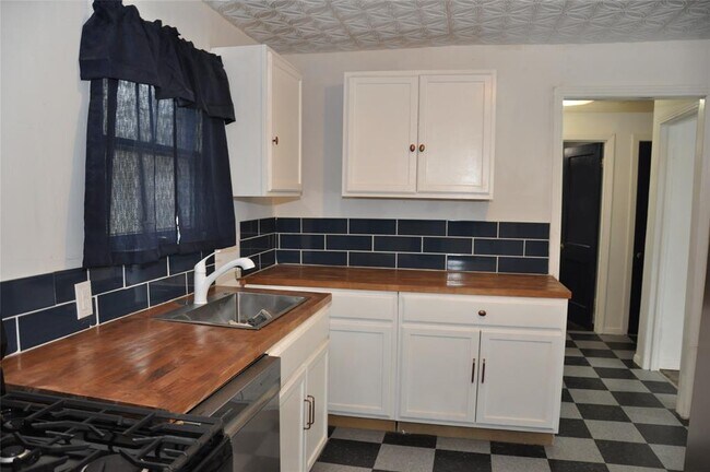 Photo - 1408 E Avenue D