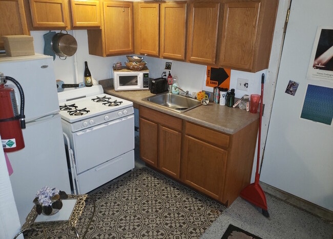 Building Photo - 518 N Van Buren St Unit #4
