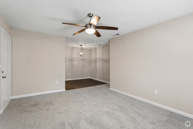 2BR, 2BA - 880SF - Living Room